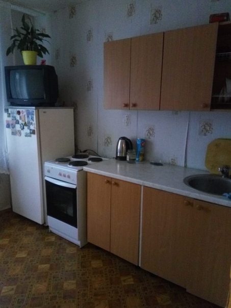 Фото: Сдам двухкомнатную квартиру на длительный срок со всеми удобствами,в квартире чисто,уютно и тепло.Комнаты раздельные,не проходные.Добропорядочные,адекватные соседи. Евроокна,мебель,холодильник,плита,холодильник,телевизор,фен,утюг. закрытый карман, тихое место, рядом много магазинов, лес для прогулок.вокруг вся инфраструктура: общественный транспорт, магазины,аптеки, в 10 минутах ходьбы парк.Рассмотрим любые варианты можно с животными и детьми. <br>10000+сч. ВАХТАНГОВА 2. Звоните 89323064435