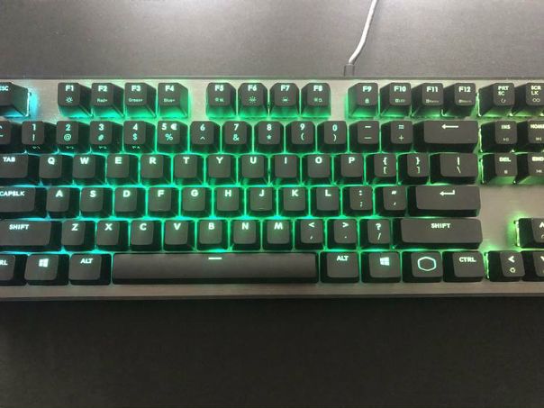 Cooler Master CK550 - классическая механическая клавиатура со строгим дизайном, которая понравится геймерам.