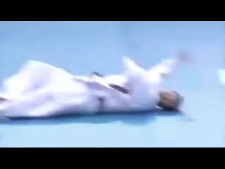 Атмосферно Адский Мегашедевральный Крышусносящий нокаут в Кёкусинкай карате https://vk.com/oyama_mas