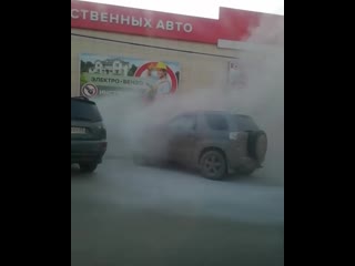 В Рязани на улице Островского загорелся автомобиль. Соответствующее видео опубликовано в группе «Подслушано у водителей Рязани»