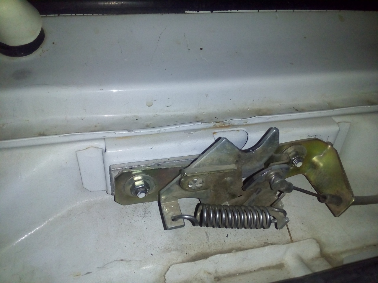 Рычаг открывания капота ваз 2105 - 85 фото