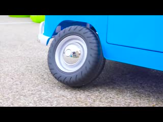 Мисс Кейти играет в машинки с Папой и купила детский автобус похожий как кошка