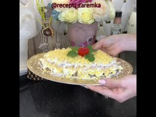 Салат с курочкой, грибами и орехами (ингредиенты указаны в описании видео)