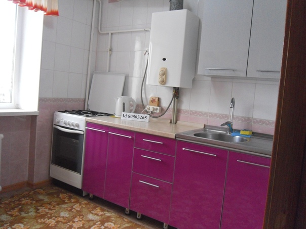 Фото: Евпатория-ЛЕТО 2019. <br>Сдаю однокомнатную квартиру 4/5,по пр.Победы, (р-н Дворца спорта,маг.Гарант),ремонт 2018г.,вост.сторона,очень чистая уютная квартира,стеклопакеты,хороший линолеум,вся необходимая мебель и техника,два двуспальных дивана,шкаф,два ТВ,WF,конд-р,стир.машина,газ.плита,хол-к,колонка,гор./хол.вода постоянно,чистая ванная и новая кухня,балкон застеклен. <br>Отличная развязка,15 мин до моря и курзала *Парк Фрунзе*,парк.зона Мойнаки,оз.Лиман,магазины,маршрутки прям под домом(номер 6,4),маршрутка 6 идет прям до пляжа*Лазурный берег*,солёное озеро-лиман Мойнаки,и до пляжа *Золотые пески*,до рынка 10 мин. <br>Цена: <br>май,июнь-1500 руб/сутки, <br>июль-1800 руб./сутки, <br>август-2200 руб./сутки, <br>сентябрь-1500 руб./сутки. <br>Свободные даты: с 20 мая по 01 октября. <br> <br>Есть и другие варианты долгосрочной и посуточной аренды. Бронируем. <br>Больше вариантов здесь, альбом ЛЕТО 2019: <br> <br>+7 978 857 49 42 звоните или пишите в л.с.