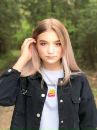 СОНИНА ДАРЬЯ - - Я заканчиваю 10-й класс школы №9. Математика, биология, химия – мои любимые школьные предметы. Более восьми лет занималась танцами в составе коллектива «Иллюзия». Сейчас свободное время у меня буквально расписано по минутам и связано в основном с подготовкой к экзаменам.  Вместе с тем, иногда нахожу время на общение с друзьями и фильмы. Кино смотрю по настроению: иногда это ужастики, а иногда и «слезные» мелодрамы. Я общительный и позитивный, но в то же время целеустремленный и настойчивый человек.  В будущем хочу поступить в медицинский университет по специальности «Стоматолог», а затем строить карьеру в большом городе. На конкурс иду под девизом: «Главное не победа, главное – участие». Получить новые эмоции и зарядиться ими на все лето!