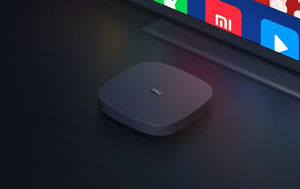 Сегодня компания Xiaomi официально объявила о выпуске новой телевизионной приставки Xiaomi Mi Box 4 SE. Приставка поддерживает голосовое управление и работает под управлением операционной системы PatchWall. При помощи голосовых команд можно управлять громкостью, переключать каналы (сервис video on demand), проверять погоду и так далее.