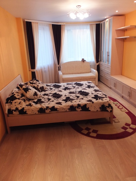 Фото: Собственник. Продаю 1к-ную квартира в. п. Коммунарка, ул. Александры Монаховой, д. 7А. 4 км от МКАД Новая Москва. <br>Квартира светлая и с удобной планировкой общей площадью 38,2 м2 (по документам): <br>- Изолированная кухня 9м2 с выходом на застекленную лоджию, - Просторная комната 20м2 с удобной и функциональной гардеробной, <br>- Совмещенный санузел и холл, не отнимающий лишние метры. В квартире сделан недавно ремонт, есть вся мебель и техника, вся мебель и техника остается. <br>Дом кирпично-монолитный, постройки 2011г. Работает мусоропровод. Вокруг дома есть парковочные места, детская площадка. Все соседи уже сделали ремонт никто не будет шуметь. Удобное транспортное сообщение: до м. Теплый стан или Бунинская аллея 10 мин пути транспортом. <br>Летом 2019 открытие м. Ольховская, до метро 15 мин ходьбы. Развитая инфраструктура: Мега, Ашан, Икея. В районе много зеленых массивов, детских и спортивных площадок, кафе и ресторанов. Построены детские сады и школы. <br>Я один взрослый собственник. Документы на руках, перепланировок не было. Оперативная продажа и полная сумма в ДКП. Возможна ипотека. Торг. <br> Звоните и приезжайте