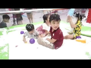 BOZIN Chơi bông tuyết tại khu vui chơi(BOZIN Play snowflakes at the play area)