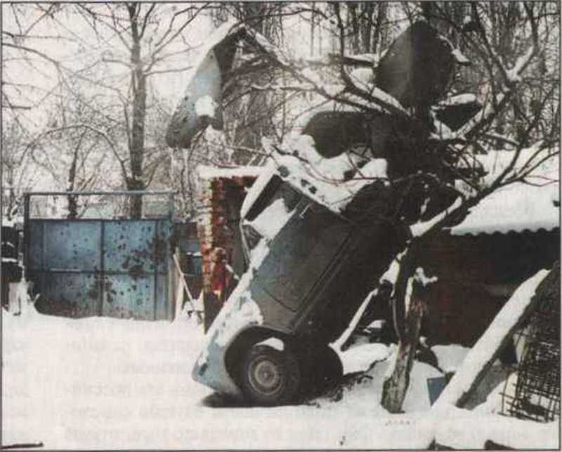 Авиационная бомба забросила на дерево эти «Жигули»