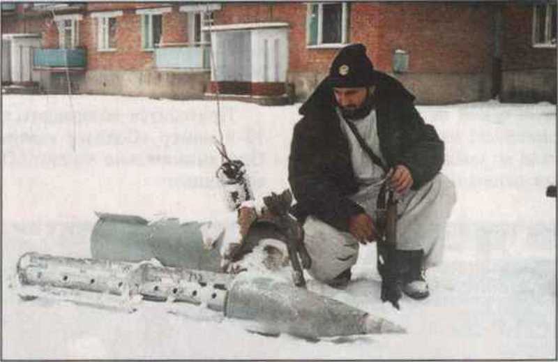 Учитель местной школы показал нам свою коллекцию: на переднем плане лежит кассетный боеприпас РСЗО «Ураган», позади — хвостовая часть кассетной авиабомбы. Стоят мины для миномета