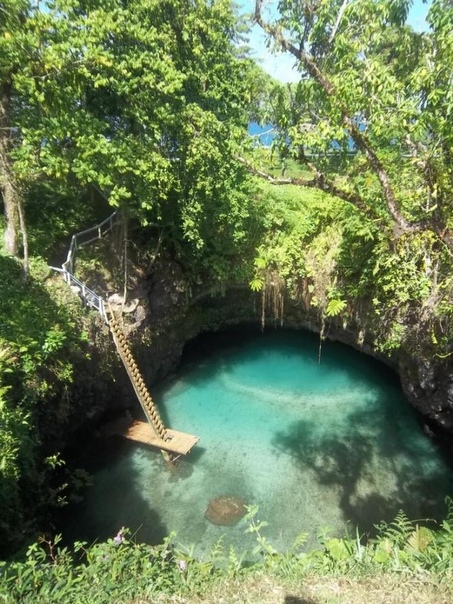 Озеро «Большая Синяя Дыра» (To Sua Ocean Trench), деревня Лотофага, Самоа Озеро «Большая Синяя Дыра» (To Sua Ocean Trench) находится на острове Уполу в деревне Лотофага, Самоа. Такое название