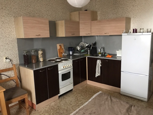 Фото: СПб. Сдается комната с встроеной кухней в 2 мин. пешком от м. Комендантский проспект. На длительный срок, от 4 месяцев. В соседней комнате живу я с девушкой, у нас своя кухня. Хороший район, дом у метро, по адресу Комендантский проспект 17 корпус 1.<br>Развитая инфраструктура и транспортная доступность, хороший вид из окон на тихий двор, в соседнем подъезде супермаркет Реал, в соседнем доме перекрёсток 24. Фитнесклубы SportLife, HitFitness, Твой фитнес. ТРЦ Атмосфера, ТЦ Променад, Орион, Лидер. Сдается для молодых, амбициозных и творческих ребят от 18 до 32. 15500 + ку 2. Залог 10000, можно разбить. Не агенство. Без комиссии. 89219050787