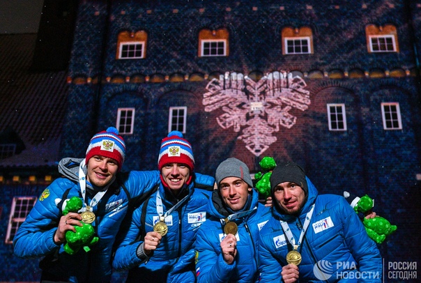 Яркие фотографии  с церемонии награждения российских биатлонистов на ЧМ в Швеции. Мужская сборная России завоевала бронзу  в эстафете! Еще раз поздравляем 