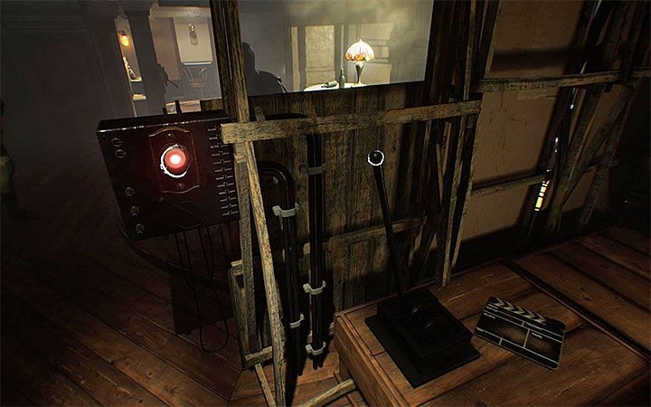 платформа с висячим стулом в акте 1 Layers of Fear 2