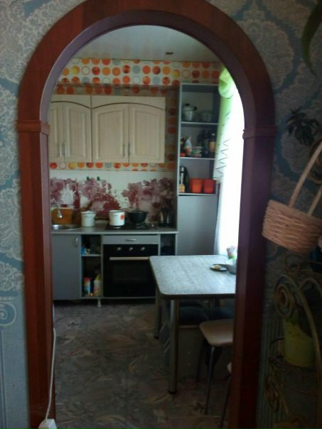 Фото: Срочно продам шикарную 2х ком квартиру на Машиностроителей д11<br>В квартиру заезжай и живи. Санузел в панелях, хорошая душ.кабина. Трубы полностью заменены.<br>Отличная 2х ком квартира по цене однокомнатной<br>Дом расположен в близи садика и школы. Ниже дома магазины. Дом не старый (не барачного типа), из белого кирпича, очень теплый.<br>Звоните, покажу и все раскажу<br>Цена 650т.р 8902-868-111-9