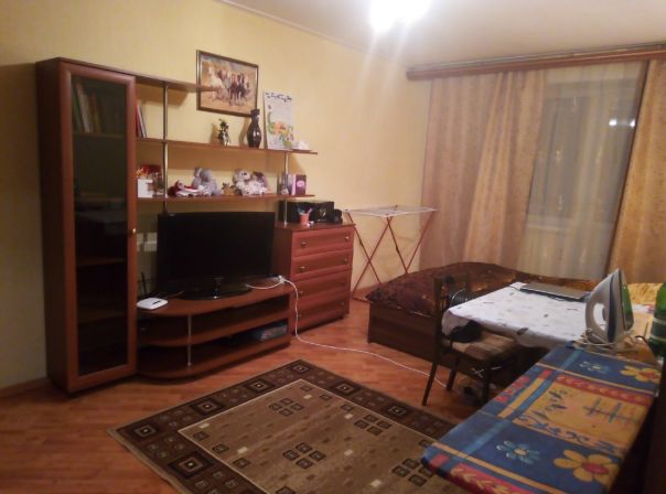 Фото: Ищу себе соседку в однокомнатную квартиру Моск.обл. г.Лыткарино, в 5ти минутах есть остановка, где можно доехать до Котельников (30 минут, в зависимости от пробок, всё объясню, всё расскажу)) <br>Квартира очень хорошая, всё необходимое есть, также есть большой шкаф, куда поместится вся вся одежда (очень много полочек) <br>Ищу девушку, желательно моего возраста, от 18 до 30 лет. <br>Без залога, без комиссии 10 000р.+ коммуналка (не больше 500 обычно) <br>О себе: мне 22 года, студентка, учусь и работаю, очень много интересов, общительная, мы с тобой обязательно подружимся мой номер 8967-110-22-25 или пишите в лс<br><br> Яшанина