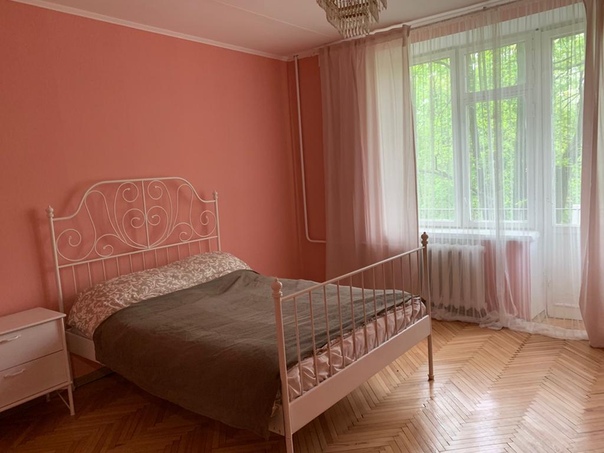 Москва, 3х-к. квартира, м. Ломоносовский пр-т <br>70 тыс.руб. <br><br>Сдается 3х-комнатная квартира в кирпичном доме в окружении зеленых дворов, отремонтированном состоянии, в двух комнатах ремонт сделан только что, в остальной квартире несколько лет назад. От метро пешком 3 минуты, все окна выходят во двор, есть два балкона, большие светлые окна, большая кухня. <br><br>Квартира по сути трансформер в плане обстановки – в ней есть необходимый набор мебели, стиральная машинка, холодильник, в коридоре огромный шкаф-купе, но при этом никаких лишних вещей, остается простор для оформления ее под вашу жизнь, что бы она стала по-настоящему вашим домом. В одной из комнат мебели вообще пока нет, вы можете выбрать, как будете ее использовать. У меня есть некоторый бюджет докупить мебель. <br><br>Район обустроенный и прекрасный – рядом МГУ, парк, магазины, кафе, поликлиника и т.п., удобное транспортное сообщение, есть парковка рядом с домом.<br><br>Сдается на длительный срок. Стоимость 70 тыс руб в месяц +счетчики, есть залог и никаких комиссий. Пожалуйста, пишите сообщения, рассказывайте о себе и задавайте ваши вопросы. - фото Фото: Москва, 3х-к. квартира, м. Ломоносовский пр-т <br>70 тыс.руб. <br><br>Сдается 3х-комнатная квартира в кирпичном доме в окружении зеленых дворов, отремонтированном состоянии, в двух комнатах ремонт сделан только что, в остальной квартире несколько лет назад. От метро пешком 3 минуты, все окна выходят во двор, есть два балкона, большие светлые окна, большая кухня. <br><br>Квартира по сути трансформер в плане обстановки – в ней есть необходимый набор мебели, стиральная машинка, холодильник, в коридоре огромный шкаф-купе, но при этом никаких лишних вещей, остается простор для оформления ее под вашу жизнь, что бы она стала по-настоящему вашим домом. В одной из комнат мебели вообще пока нет, вы можете выбрать, как будете ее использовать. У меня есть некоторый бюджет докупить мебель. <br><br>Район обустроенный и прекрасный – рядом МГУ, парк, магазины, кафе, поликлиника и т.п., удобное транспортное сообщение, есть парковка рядом с домом.<br><br>Сдается на длительный срок. Стоимость 70 тыс руб в месяц +счетчики, есть залог и никаких комиссий. Пожалуйста, пишите сообщения, рассказывайте о себе и задавайте ваши вопросы.