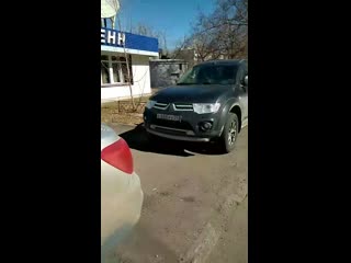 Парковка на тротуаре недалеко от бесплатной стоянки