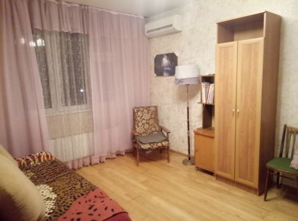 Фото: СРОЧНО! БЕЗ КОМИССИИ! Сдаю уютную, изолированную КОМНАТУ 15 кв.м., в трёхкомнатной квартире, впервые, на длительный срок. <br>До метро 14 минут. Строго, для одного человека славянам, гражданам РФ ( ! семейные пары не рассматриваются ! ), без вредных привычек. <br>Я, хозяин, проживаю в квартире один. В комнате имеется все необходимое, для комфортного проживания + кондиционер.<br>Кухня 12 кв.м., вся бытовая техника. <br>Оплата 16000 рублей вместе с коммуналкой и т.д. Залог - 8000 руб.<br>Очень хороший район. Тихо, рядом Салтыковский лесопарк,ТЦ. Сейчас, от метро Выхино и Новокосино, 15 минут на любом транспорте. В марте 2019 года открываются новые станции метро: Лухмановская, Дмитриевская, 15 минут пешком. <br>Евгений. Тел: 89263137020