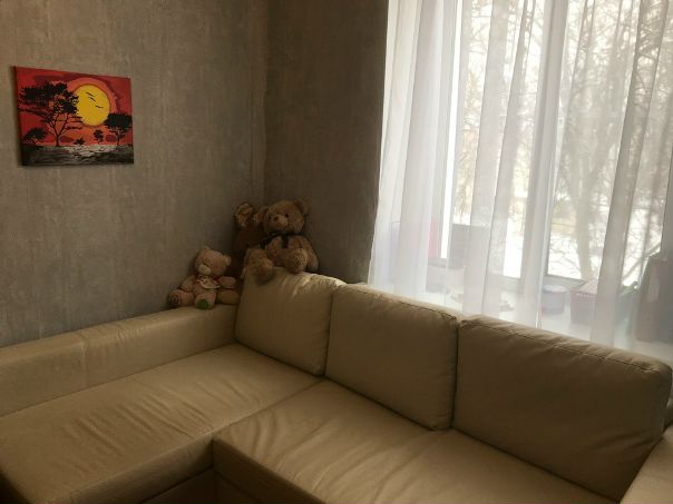 СПб <br>Красногвардейский район <br><br>Сдаётся светлая комната в семейном общежитии для девушки/женщины, семейной пары на длительный срок. Соседи чистоплотные, дружелюбные. Кухня, сан.узел, душевая общие, в хорошем санитарном состоянии. <br>В комнате есть барная стойка, диван, холодильник, шкаф, столик, зеркало, СВЧ, интернет, установлен стекло-пакет.<br>Развитая инфраструктура, рядом все сетевые магазины, ТЦ Охта-Молл с Лентой в пешей доступности. В 500 метрах от дома большая набережная для пеших прогулок.<br>Район спокойный, с хорошей логистической развязкой (до центра 10-15 минут)<br>Ближайшие метро Новочеркасская, Чернышевская (10 минут на транспорте)<br>Сдаётся от собственника с договором аренды. 11 тыс. + КУ<br><br>Телефон +79114172544 - фото Фото: СПб <br>Красногвардейский район <br><br>Сдаётся светлая комната в семейном общежитии для девушки/женщины, семейной пары на длительный срок. Соседи чистоплотные, дружелюбные. Кухня, сан.узел, душевая общие, в хорошем санитарном состоянии. <br>В комнате есть барная стойка, диван, холодильник, шкаф, столик, зеркало, СВЧ, интернет, установлен стекло-пакет.<br>Развитая инфраструктура, рядом все сетевые магазины, ТЦ Охта-Молл с Лентой в пешей доступности. В 500 метрах от дома большая набережная для пеших прогулок.<br>Район спокойный, с хорошей логистической развязкой (до центра 10-15 минут)<br>Ближайшие метро Новочеркасская, Чернышевская (10 минут на транспорте)<br>Сдаётся от собственника с договором аренды. 11 тыс. + КУ<br><br>Телефон +79114172544