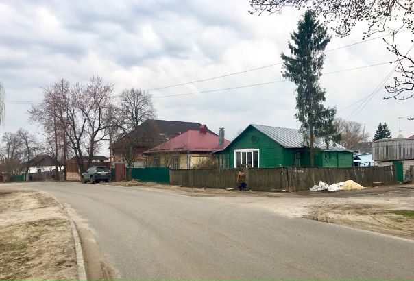 Продается участок 4,4 сот почти в самом центре города по ул. Чапаева. Дом деревянный, внутри кирпичный гараж. Для ценителей домовладений в черте города данное предложение вызовет большой интерес. Отмечу:<br>1) прекрасное пасположение (вид на лес 500 м и на водохранилище 800м)<br>2) школа в 100 метрах, д/сад в 350 метрах (все замеры реальные)<br>3) остановка общественного транспорта в 25 шагах<br>4) 7 мин езды до центра города<br>Но это еще не все:<br>5) все коммуникации проведены в прошлом году соственником<br>6) вдоль домовладения произведена вырубка деревьев<br>7) проведена геодезия участка<br>8) разработан проект дома высотой в два этажа с цокольным этажом общей площадью 400 кв метров<br>И главное:<br>Подготовлен полный пакет документов на получение разрешения на строительство.<br>Продается в связи с вынужденнымпереездом в другой регион. Звоните. Покупайте. Для вас почти все готово! 89204341221 - фото Фото: Продается участок 4,4 сот почти в самом центре города по ул. Чапаева. Дом деревянный, внутри кирпичный гараж. Для ценителей домовладений в черте города данное предложение вызовет большой интерес. Отмечу:<br>1) прекрасное пасположение (вид на лес 500 м и на водохранилище 800м)<br>2) школа в 100 метрах, д/сад в 350 метрах (все замеры реальные)<br>3) остановка общественного транспорта в 25 шагах<br>4) 7 мин езды до центра города<br>Но это еще не все:<br>5) все коммуникации проведены в прошлом году соственником<br>6) вдоль домовладения произведена вырубка деревьев<br>7) проведена геодезия участка<br>8) разработан проект дома высотой в два этажа с цокольным этажом общей площадью 400 кв метров<br>И главное:<br>Подготовлен полный пакет документов на получение разрешения на строительство.<br>Продается в связи с вынужденнымпереездом в другой регион. Звоните. Покупайте. Для вас почти все готово! 89204341221