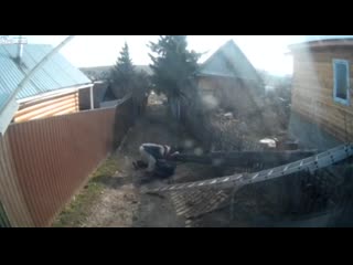 Трухлявый столб с электриком упал на бабушку
