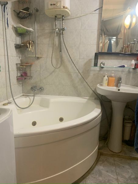 Фото: Сдам комнату на длительный срок в экологически чистом районе Москвы, м.Новопеределкино. <br>Квартира чистая,светлая, уютная Рядом вся инфраструктура, метро, магазины. <br>19000+cчётчики в среднем 1000 рублей. Без комиссии. Депозит возвращается при выезде. Состав обсуждается.<br><br> Галимурзин