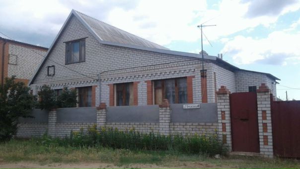 Фото: Продаётся добротный просторный дом.<br>Материал стен-керамзитобетонные плиты.Обложен кирпичом.<br><br>Площадь - 12.912.9- 166.41м2 .<br>Площадь с подвалом - 251 м2.<br>Отопление-газовый котёл.<br>Две скважины.<br>Мансарда (не используется).<br>Три комнаты.<br>Прихожая.<br>Два коридора.<br>Кухня-15,5 кв.м.<br>С/У раздельный.<br>Канализация.<br>Высокий подвал под всем домом. Вход из дома.<br>Капитальный гараж с престроенной кухней. (без отделки).<br>На участке плодовые деревья, виноградник.<br>Хорошие соседи.<br>До реки Дон -15 минут на машине .<br>В шаговой доступности школа, детский сад,магазины, остановка общественного и  междугороднего транспорта.<br>Рядом сосновый лес.<br>Один собственник.<br>Торг реальному покупателю.<br>ЦЕНА СНИЖЕНА<br>Волгоградская обл.<br>г.Калач на Дону <br> 3.700.000<br><br>+79047575419