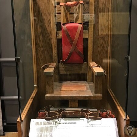 Электрический стул Old Smoey Этот электрический стул находился в тюрьме штата Теннесси в Нэшвилле. За 44 года на нём казнили 125 человек. Построили стул сами заключенные из бывшей виселицы. Своё