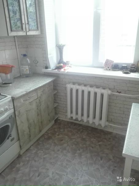 Сдаю 3-х комнатную квартиру, Лобня, собственник, на длительный срок, русским. Свободна с 7-8 июня.<br><br>Уютная просторная квартира, микрорайон Москвич. Квартира очень просторная, потолки 3 метра, новые окна стеклопакеты, свежий ремонт два месяца назад сделали, новая стиральная машинка, большой холодильник, газовая плита, утюг, все необходимое для жизни есть. Две комнаты изолированы, одна проходная, балкон. <br><br>Тихое зеленое место, рядом стадион, пруд с уточками, хороший двор, много детских площадок, детская поликлиника, магазины, бассейн, тренажерный зал, напротив дома шикарный лес для прогулок. До жд станции 20 минут пешком вдоль аллеи, до метро Окружная 20 минут на электричке, ходят очень часто.<br>До аэропорта Шереметьево 15-20 мин на машине.<br><br>Оплата 32000 руб. и электроэнергия по счетчику. - фото Фото: Сдаю 3-х комнатную квартиру, Лобня, собственник, на длительный срок, русским. Свободна с 7-8 июня.<br><br>Уютная просторная квартира, микрорайон Москвич. Квартира очень просторная, потолки 3 метра, новые окна стеклопакеты, свежий ремонт два месяца назад сделали, новая стиральная машинка, большой холодильник, газовая плита, утюг, все необходимое для жизни есть. Две комнаты изолированы, одна проходная, балкон. <br><br>Тихое зеленое место, рядом стадион, пруд с уточками, хороший двор, много детских площадок, детская поликлиника, магазины, бассейн, тренажерный зал, напротив дома шикарный лес для прогулок. До жд станции 20 минут пешком вдоль аллеи, до метро Окружная 20 минут на электричке, ходят очень часто.<br>До аэропорта Шереметьево 15-20 мин на машине.<br><br>Оплата 32000 руб. и электроэнергия по счетчику.
