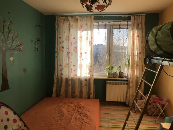 Фото: Сдаётся двухкомнатная квартира, м. Новогиреево, Свободный проспект 9к2. Общая площадь 49м. 15 мин от метро пешком либо 3 остановки на общественном транспорте. Балкона нет, но есть антресоль. Главный вход в Терлецкий парк через дорогу. В 2018 в парке сделали ремонт, там очень уютно гулять с детьми или бегать по утрам. Оперативный показ. Сдается с 26 апреля. 40к в месяц, депозит 40к (готовы разбить по договорённости) плюс счётчики. <br>PS: По мебели не будет детских лазилок и матраса в детской. <br><br>мобильный (whatsapp, telegram) - +7 (926) 342-67-03 <br>Или пишите в личку -  Сидорюк