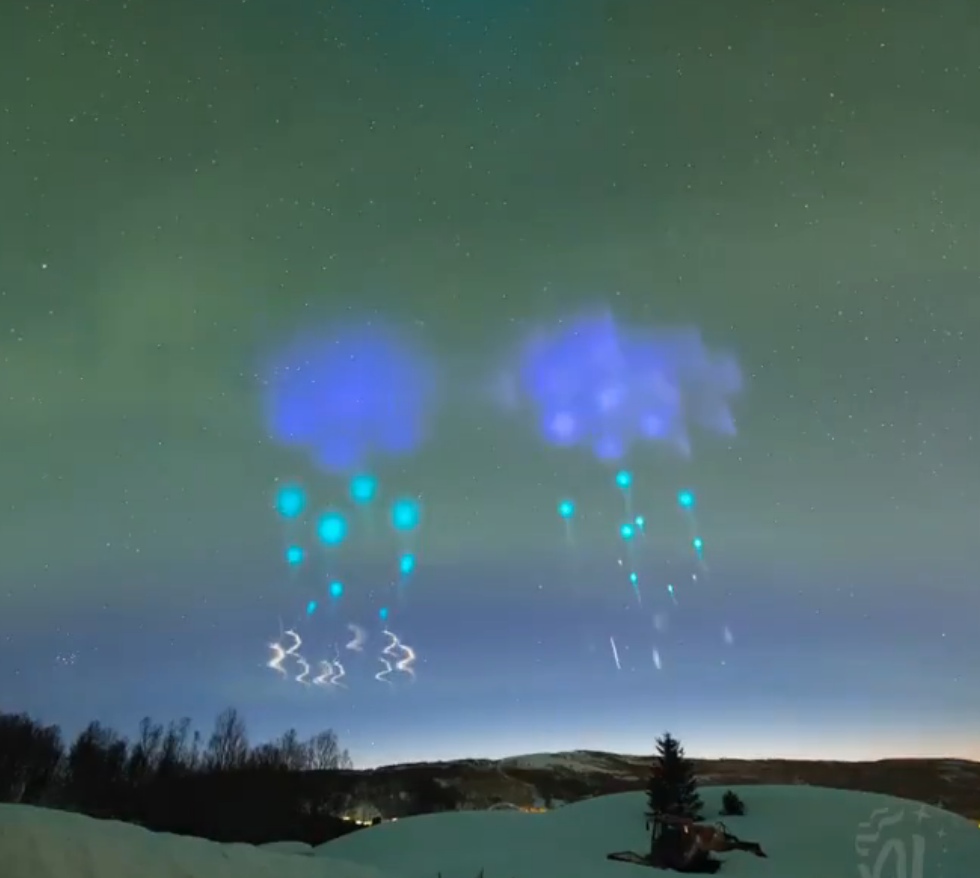 Time-lapse of @nasa AZURE mission launching 2 sounding rockets from @AndoyaSpace about 4 hours ago. They created glowing clouds (background is real aurora) to study and track the flow of particles in the ionosphere @NASA_Wallops Промежуток времени от миссии @nasa AZURE, запускающей 2 звучащие ракеты из @AndoyaSpace около 4 часов назад. Они создали светящиеся облака (фон ) для изучения и отслеживания потока частиц в ионосфере.