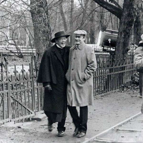 На съемках фильма Приключения Шерлока Холмса и доктора Ватсона 1979 - 83 гг. Сколько раз смотрели это кино, все серии .Спасибо за и подписку .В 1979 году режиссер Игорь Масленников выпустил