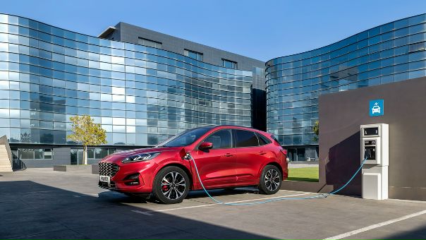 На специальной презентации в Амстердаме представлен кроссовер Ford Kuga третьего поколения. У него платформа от последнего Фокуса, новые модификации (включая три гибрида) и роскошное исполнение Vignale. Но в России мы новинку уже не увидим: 