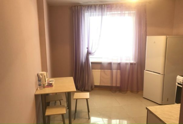 1-к квартира, 43 м, 20/25 эт. <br>16 500 в месяц <br>Площадь кухни: 11 м <br>Жилая площадь: 20 м <br>Общая площадь: 43 м <br>Этаж: 20 <br>Этажей в доме: 25 <br>Тип дома: монолитный <br>Адрес: Притомский пр-кт, 7/5 <br>Собственник, сдам квартиру на длительный срок, в доме повышенной комфортности в жилом комплексе Кемерово-Сити. Светлая, чистая и уютная квартира с красивым видом на реку Томь. Натяжные потолки. Техника. Мебель. Свет и вода включены в стоимость аренды. <br>Рядом с домом находится всевозможно развитая инфраструктура ( детские игровые площадки, продуктовые магазины, парикмахерские, банки, детский сад, аптека, тренажерный зал) удобная транспортная развязка, в шаговой доступности областная больница, ГИБДД, ТЦ Маяк-Плаза, КузбассРазрезУголь. тел. +7 962 513 63 65 - фото Фото: 1-к квартира, 43 м, 20/25 эт. <br>16 500 в месяц <br>Площадь кухни: 11 м <br>Жилая площадь: 20 м <br>Общая площадь: 43 м <br>Этаж: 20 <br>Этажей в доме: 25 <br>Тип дома: монолитный <br>Адрес: Притомский пр-кт, 7/5 <br>Собственник, сдам квартиру на длительный срок, в доме повышенной комфортности в жилом комплексе Кемерово-Сити. Светлая, чистая и уютная квартира с красивым видом на реку Томь. Натяжные потолки. Техника. Мебель. Свет и вода включены в стоимость аренды. <br>Рядом с домом находится всевозможно развитая инфраструктура ( детские игровые площадки, продуктовые магазины, парикмахерские, банки, детский сад, аптека, тренажерный зал) удобная транспортная развязка, в шаговой доступности областная больница, ГИБДД, ТЦ Маяк-Плаза, КузбассРазрезУголь. тел. +7 962 513 63 65
