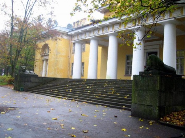 Дворец в шуваловском парке