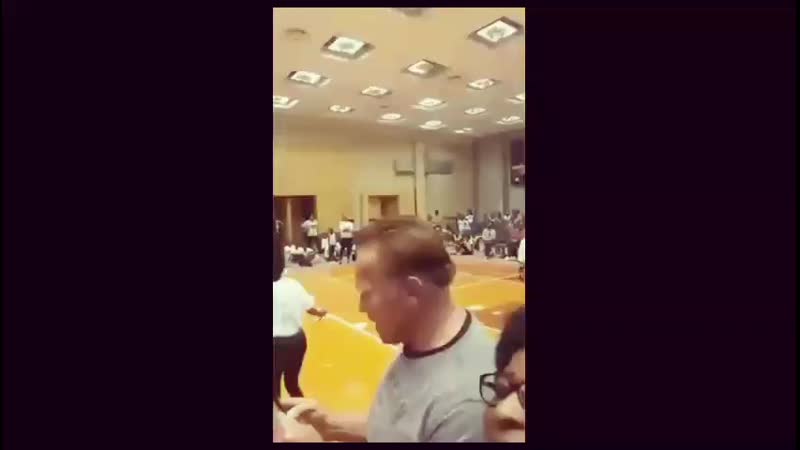 Арни прилетел дабл кик .