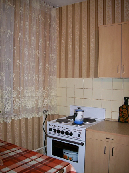 Фото: БЕЗ ПОСРЕДНИКОВ, БЕЗ КОМИССИИ сдается просторная (77 кв.м.), чистая, уютная квартира по адресу: Москва, Ленинский проспект дом 129 корп. Комнаты изолированные (18-14-14 м.кв.), кухня – 10 м.кв., два балкона, со всей мебелью и необходимой бытовой техникой (стиральная машинка, холодильник, микроволновка и т.д.) 12/16 этажного дома. От м. Тропарево 8 мин. пешком. Есть грузовой лифт, стоянка для авто – места всегда есть, рядом прекрасный парк. На длительный срок. Оплата за месяц вперед 65.000 руб. + гарантийный взнос + свет и вода по счетчикам. РИЭЛТОРАМ без клиентов просьба не звонить и услуг предлагать! Рассмотрим РУССКИХ СЛАВЯН. <br>Звонить с 14- до 22 ч. 8-925-904-32-51
