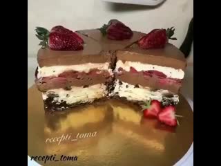 Торт с брауни, муссом и клубникой