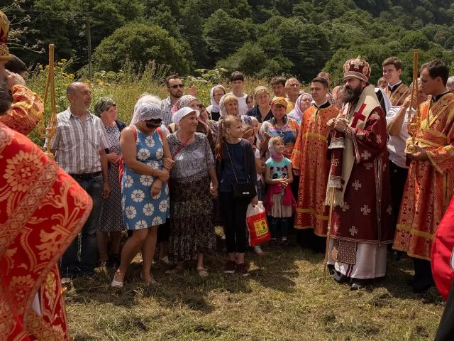 В КЧР две с половиной тысячи паломников посетили древнейший Нижнеархызский храм