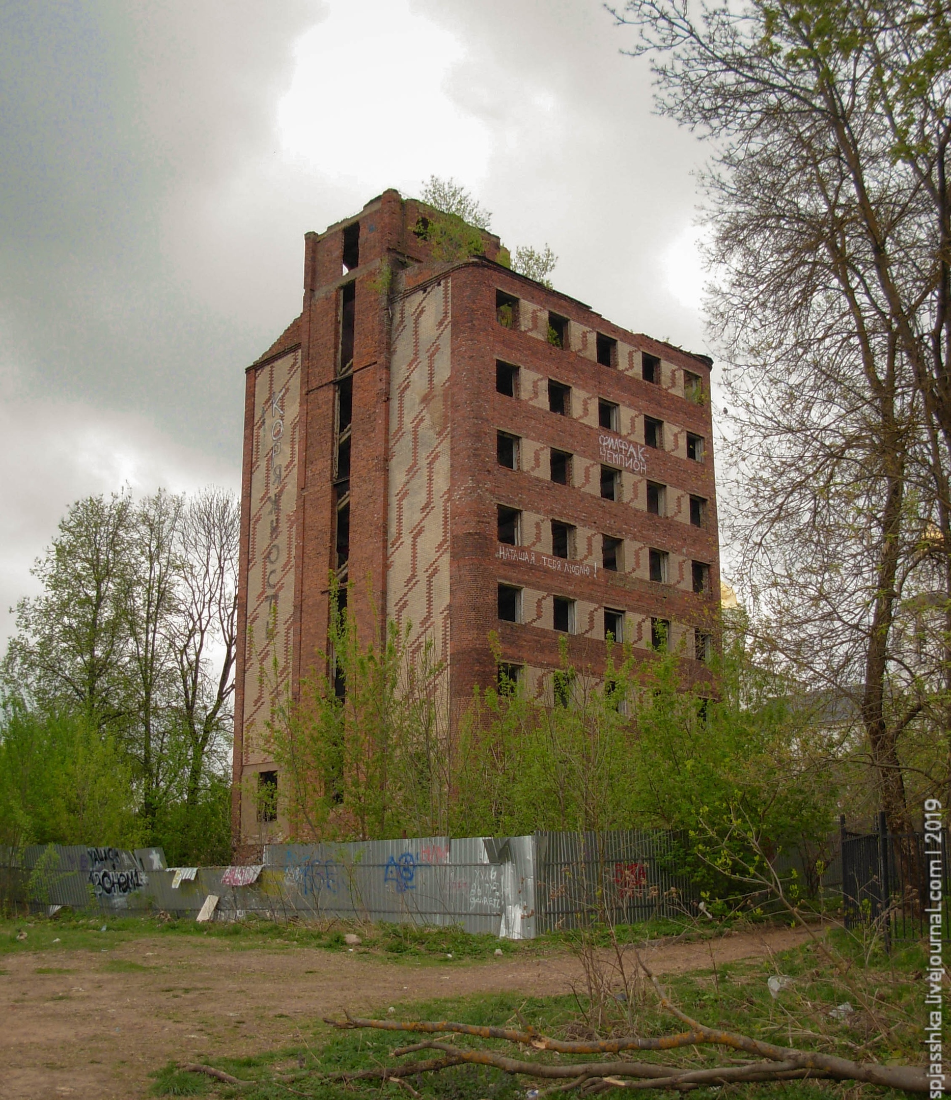 20. Дом Парижской Коммуны - не был перелицован под сталинку, но стал руинами 20. Дом Парижской Коммуны - не был перелицован под сталинку, но стал руинами