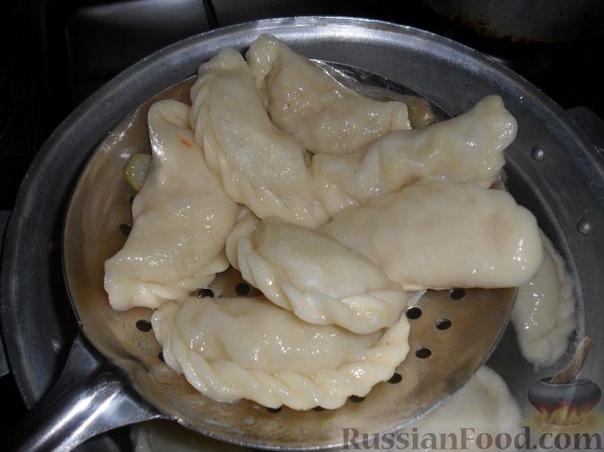 Вареники (картошка,капуста) Мука - 300 г Вода - 100 г Картофель - 2-3 шт. Капуста нашинкованная - 1,5 стакана Соль - по вкусу Перец - по вкусу Лук репчатый Сало Чеснок Зелень 1. Начинка для