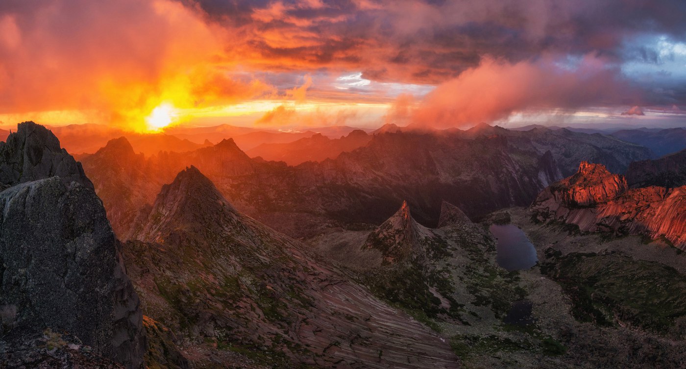 Панорама с перевала Птица, природный парк Ергаки. Красноярский край. Фото: Андрей Грачёв Панорама с перевала Птица, природный парк Ергаки. Красноярский край. Фото: Андрей Грачёв