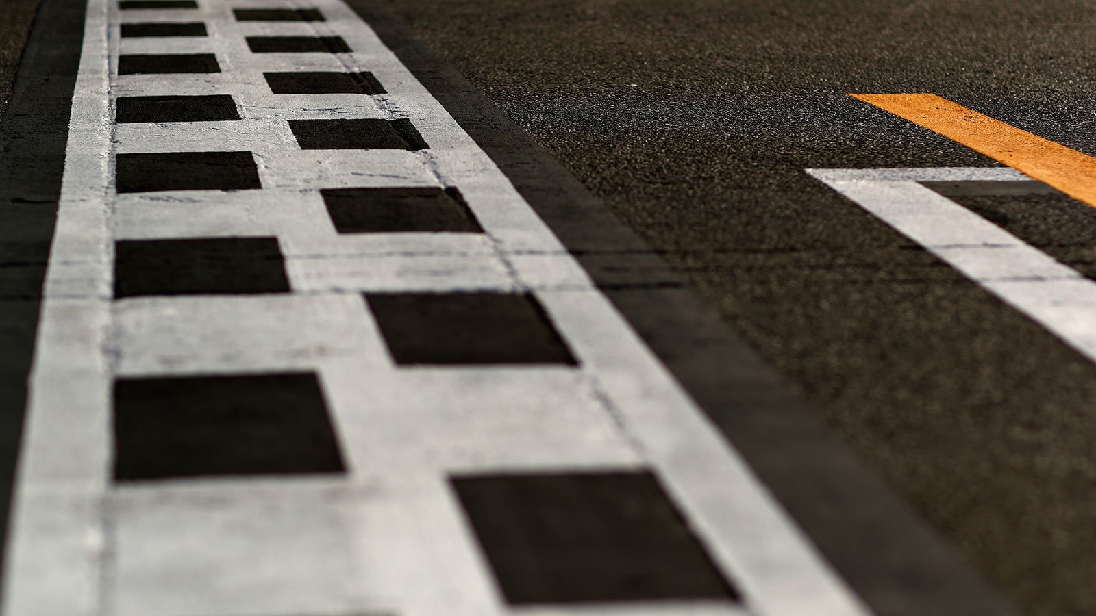 Стартовая линия автодрома Хоккенхаймринг в Германии