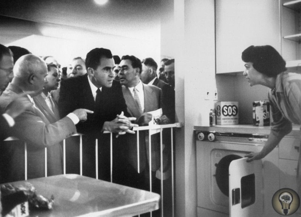 25 июня 1959 года Никита Хрущев и Ричард Никсон открыли в Сокольниках Американскую национальную выставку На ней были представлены удивительные товары, незнакомые советскому обывателю: например,