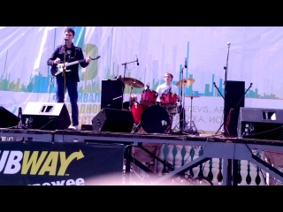 En Melody на твердом знаке little black dress, a man without a past, blues flight)