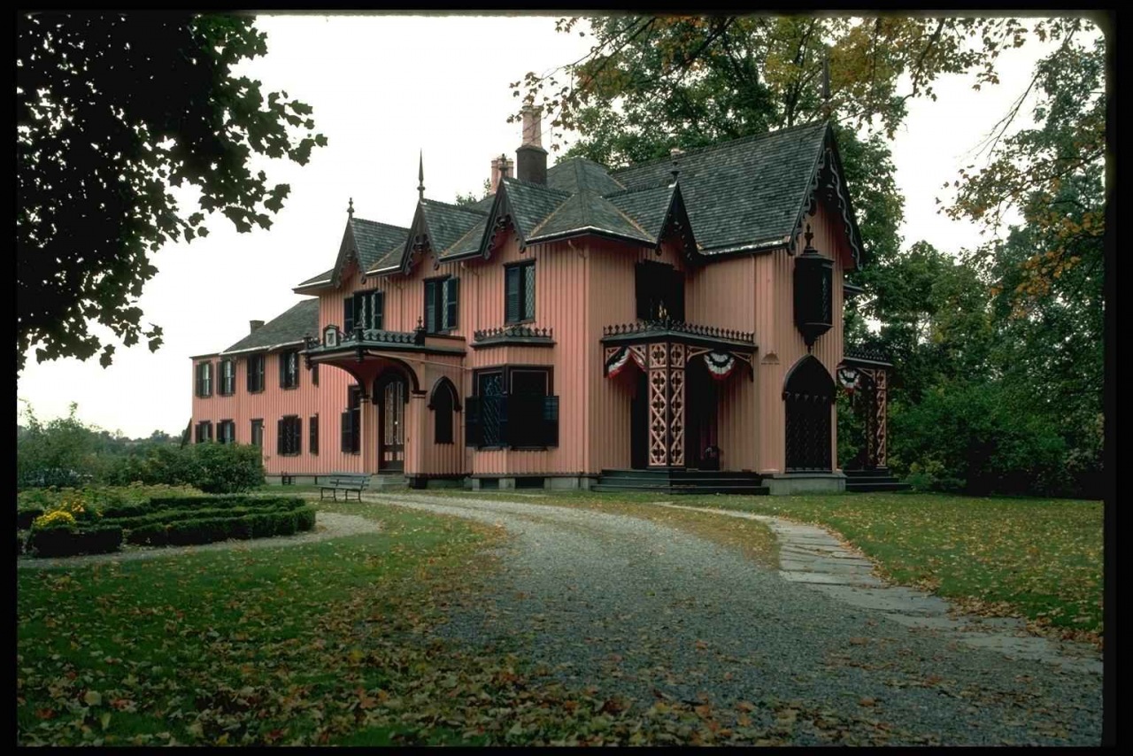 Дом из розового кирпича