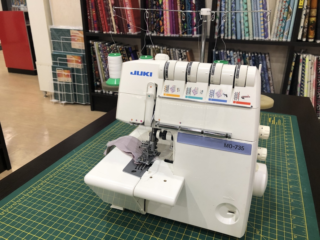 Швейная машинка на прозрачном фоне. Отремонтировать швейную машинку. Ремонт швейных машин в ростове на дону. Ремонт швейных машин в ростове на дону. Швейная машинка чайка зингер.