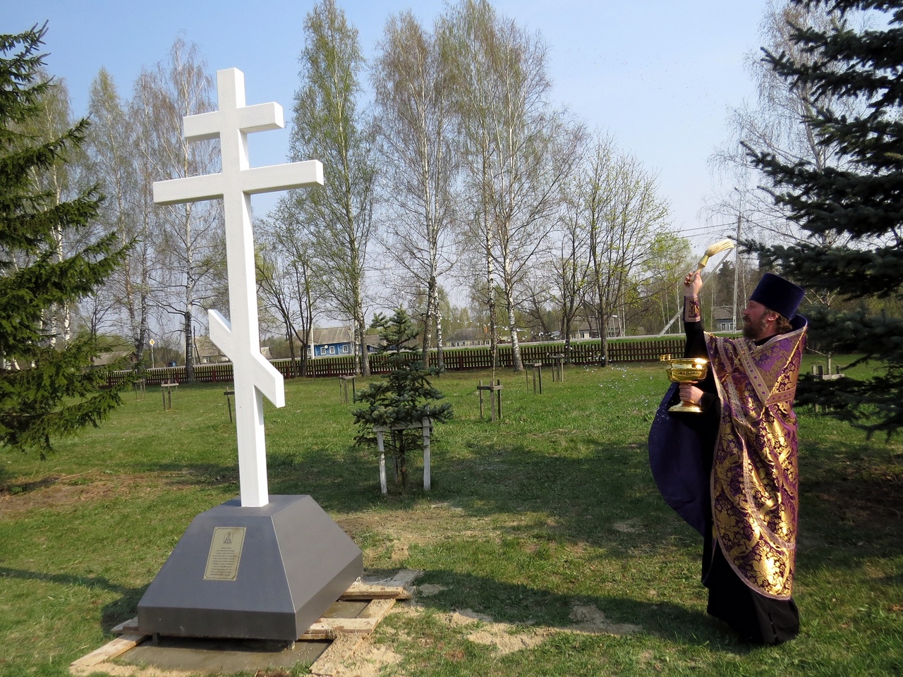 Поклонный крест на канавке в дивеево. Поклонный крест сторожевое прохоровка. Поклонный крест на братской могиле. Хутор сторожевое белгородская область поклонный крест. Поклонный крест березовский.