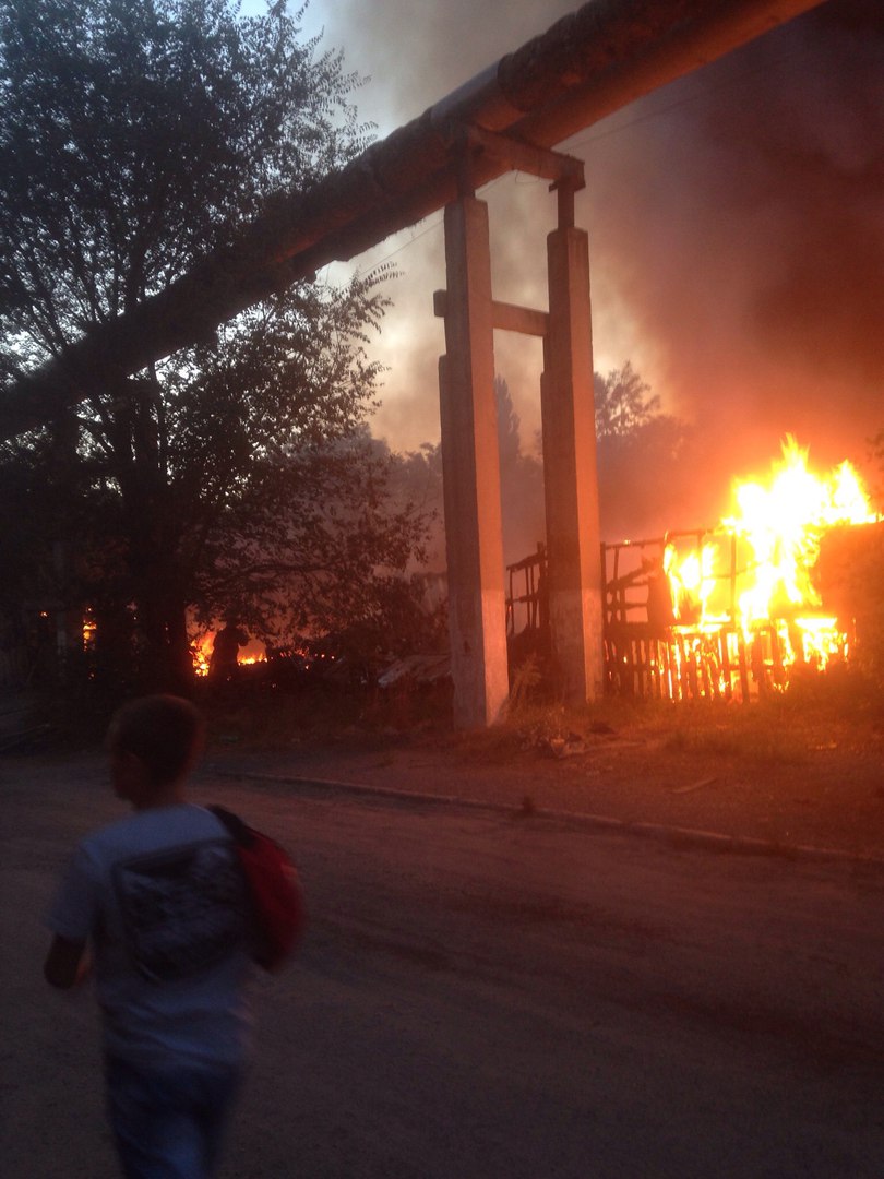 мчс таганрог. пожар в омске сейчас. пожар в таганроге. пожар в таганроге сегодня. сгоревший дом на фрунзе таганрог.